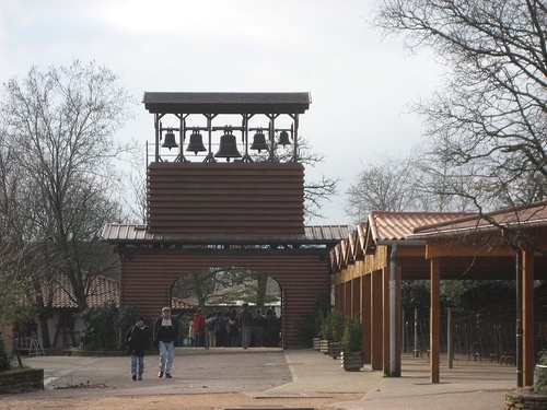 Glockenturm mit den Glocken von Taize